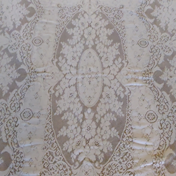 Authentic Quaker lace VTG collectible tablecover - Picture 3 of 5